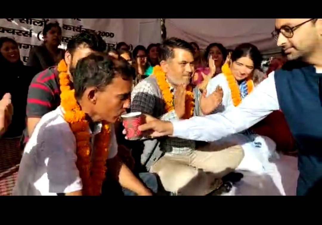 subhashsapra007's tweet photo. Respected @narendramodi @mlkhattar @chkanwarpal @highereduHRY _ कृपया इनको juice नहीं पिलायें _सरकार को बदनाम करने वालों को नौकरी से हटा कर JAIL में डालें _ https://t.co/u8IndaSu4U working extention lecturers"घोटाला"खत्म कर"Regular Appointment"करो_For justice https://t.co/0h98S9zAYv