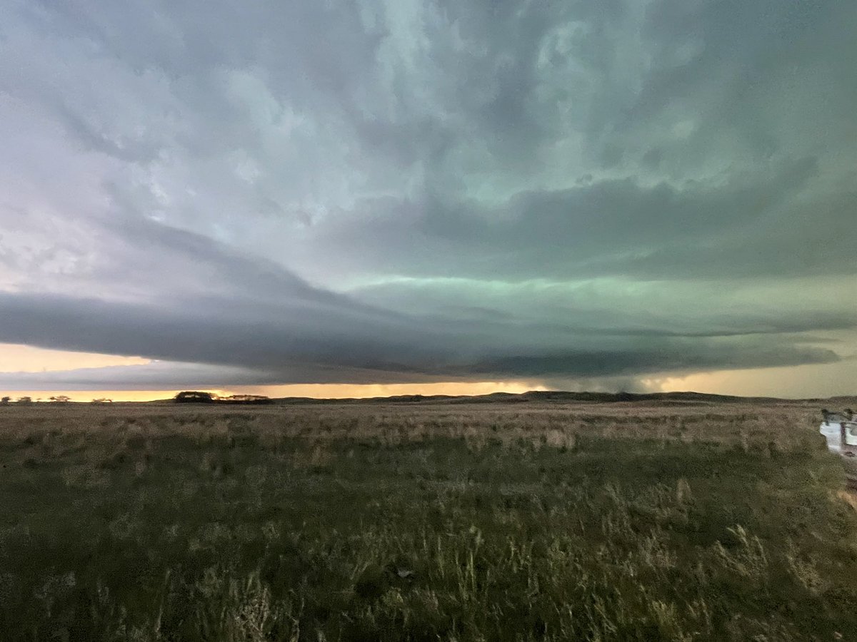 ERAU_Chase's tweet photo. Supercell with crazy inflow just north of Stapleton 857 pm CDT #newx @NWSNorthPlatte https://t.co/cg4XfbU2D3