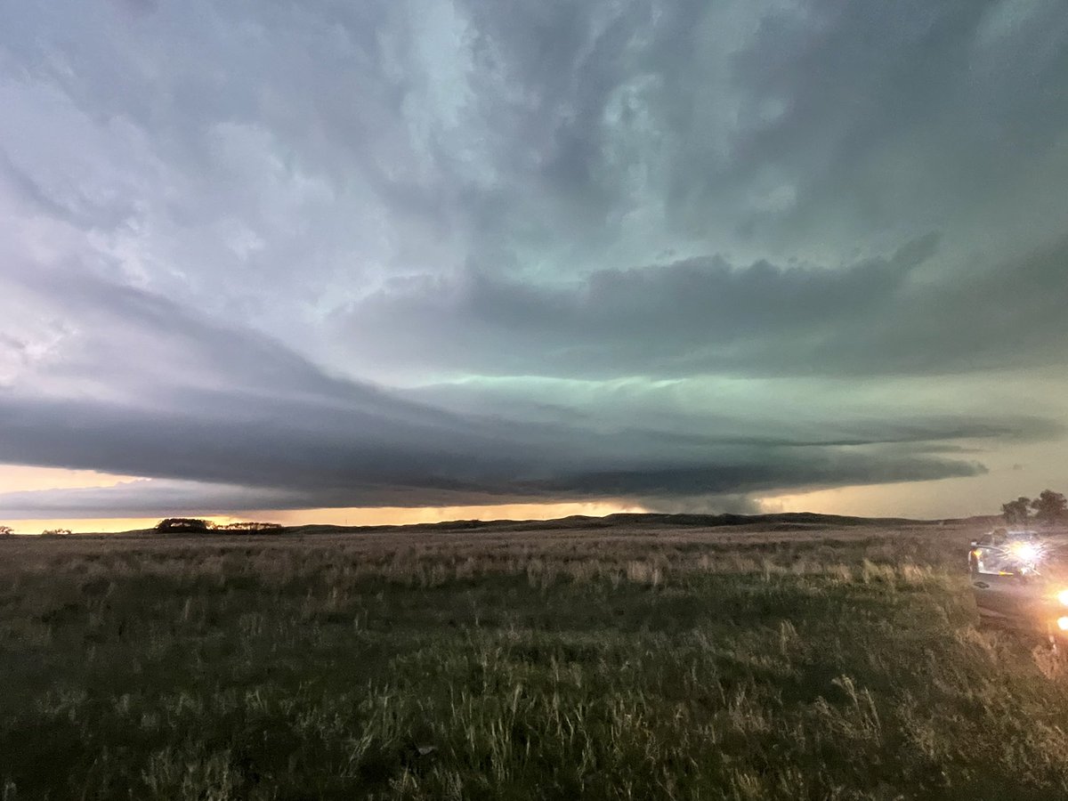 Supercell with crazy inflow just north of Stapleton 857 pm CDT #newx <a href="/NWSNorthPlatte/">NWS North Platte</a>