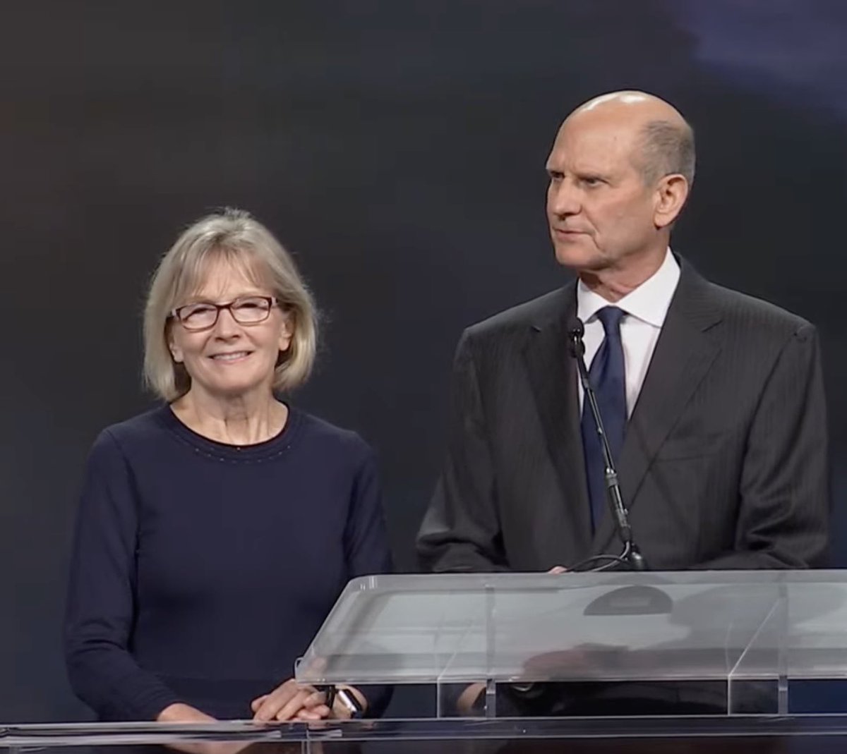 AdventistasDIA's tweet photo. El Pastor @pastortedwilson y su esposa mientras dedica unas palabras a los delegados de la #GCSessions tras ser electo para el nuevo período 2022-2025. https://t.co/7k86Pg8OjK
