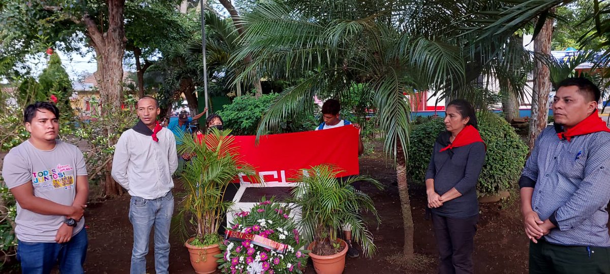 EliuYuber's tweet photo. #SanMarcos  UVE - Municipal, Alejandro García realizó Entrega de Ofrenda Floral al Cro. Santiago Montiel en Conmemoración a Su 43 Aniversario de Su tránsito a la Inmortalidad. @AnielkaortizOr2 @jocelyn_huete 

#4319FuerzaDeVictorias https://t.co/bQ671YYZmE