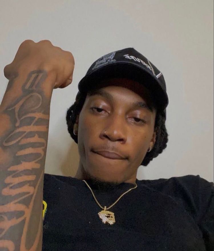 sneezypleazy's tweet photo. marell harris (rell)

- 20( just turned )
- 6’2
- chill,observant,nonchalant
- ray’s hb
- works at car dealership w/ ray https://t.co/VuJ41iygWM