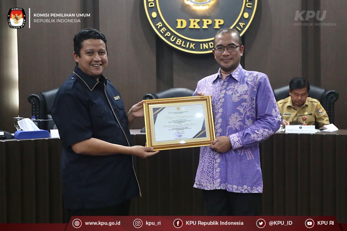 KPU_ID's tweet photo. #TemanPemilih, Ketua KPU RI Hasyim Asy’ari, Anggota KPU RI Mochammad Afifuddin, Yulianto Sudrajat, bersama Sekretaris Jenderal KPU RI Bernad Dermawan Sutrisno menghadiri Pemantapan dan Optimalisasi Kinerja Sekretariat Dewan Kehormatan Penyelenggara Pemilu RI,— https://t.co/re3PwC09dj