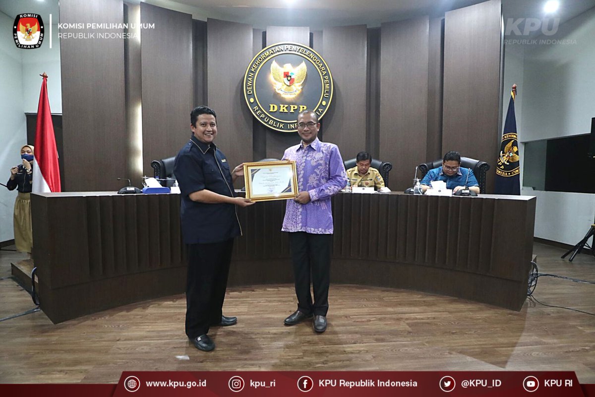 KPU_ID's tweet photo. #TemanPemilih, Ketua KPU RI Hasyim Asy’ari, Anggota KPU RI Mochammad Afifuddin, Yulianto Sudrajat, bersama Sekretaris Jenderal KPU RI Bernad Dermawan Sutrisno menghadiri Pemantapan dan Optimalisasi Kinerja Sekretariat Dewan Kehormatan Penyelenggara Pemilu RI,— https://t.co/re3PwC09dj