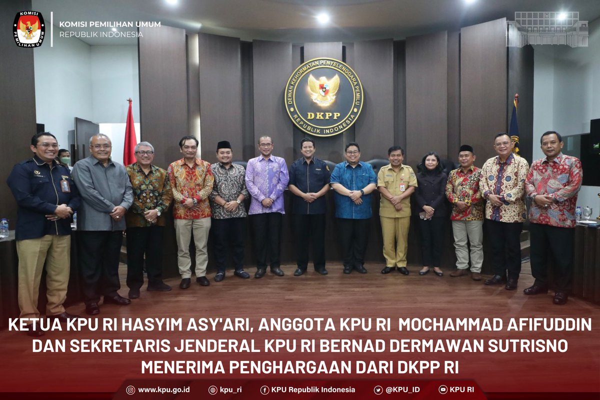 KPU_ID's tweet photo. #TemanPemilih, Ketua KPU RI Hasyim Asy’ari, Anggota KPU RI Mochammad Afifuddin, Yulianto Sudrajat, bersama Sekretaris Jenderal KPU RI Bernad Dermawan Sutrisno menghadiri Pemantapan dan Optimalisasi Kinerja Sekretariat Dewan Kehormatan Penyelenggara Pemilu RI,— https://t.co/re3PwC09dj