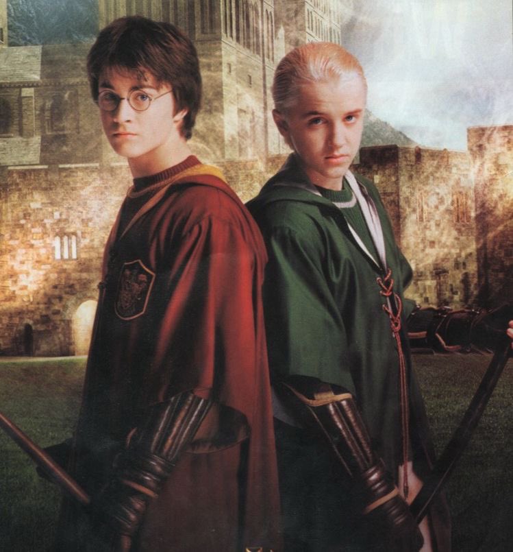 Uma das primeiras imagens oficiais de Harry Potter e a Câmara Secreta, que foi lançado nos cinemas em 2002. O filme completará 20 anos de seu lançamento em novembro.
