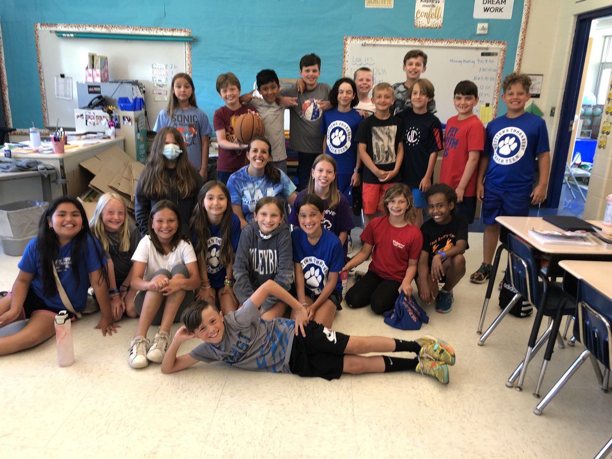MsCapMES's tweet photo. Lunch bunch with last year’s class ❤️ so special and fun!!!!! #teamWTE https://t.co/qEYjMBtTzN