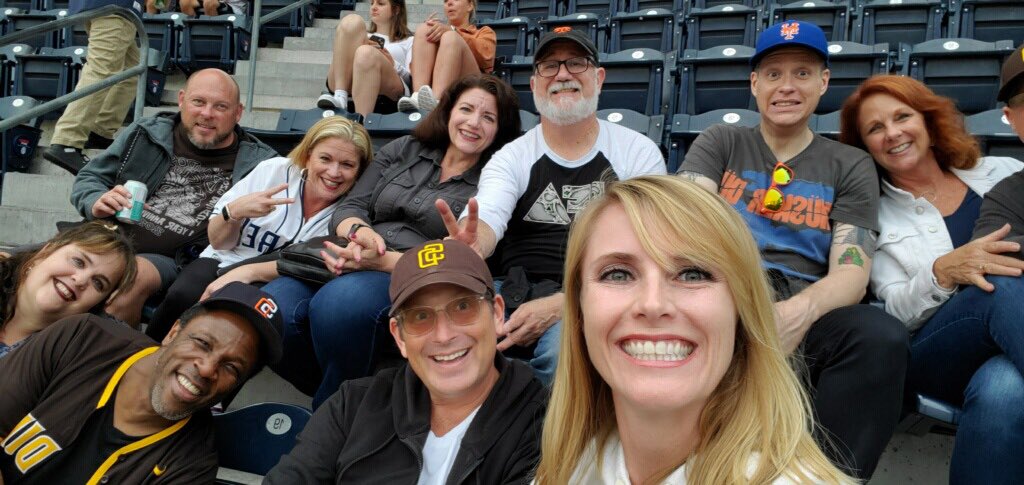JenniferRolf3's tweet photo. Hangout out with the OBL Crew #TIMETOSHINE https://t.co/OSfc2q25ER