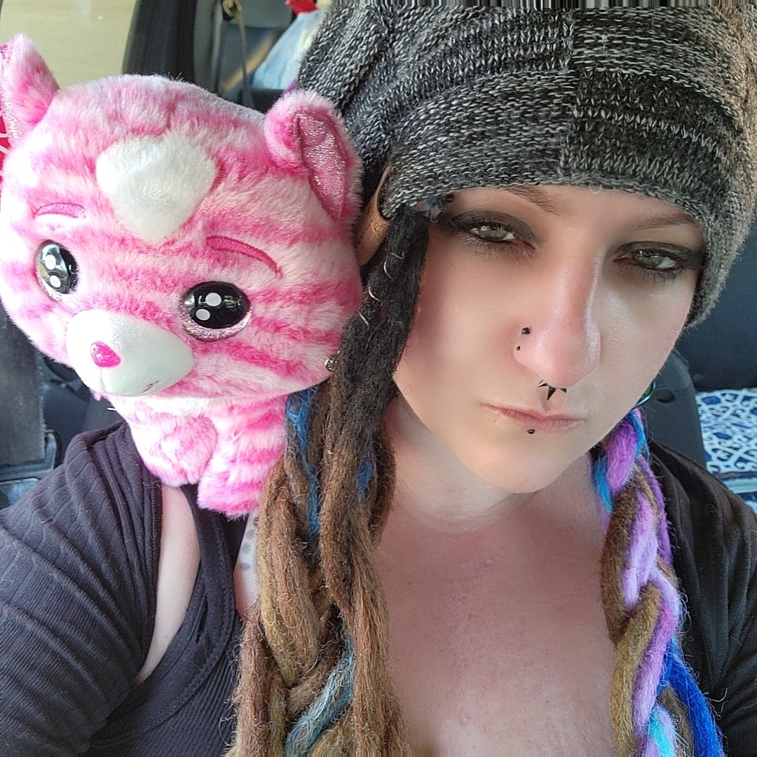 Crazed_Intent's tweet photo. Thuggin with Mr. Sparkle Kitty... Won him out of a claw machine just now.. #sparklesparkle #thuglife #thestrugglesreal https://t.co/p3d6PNRmfs