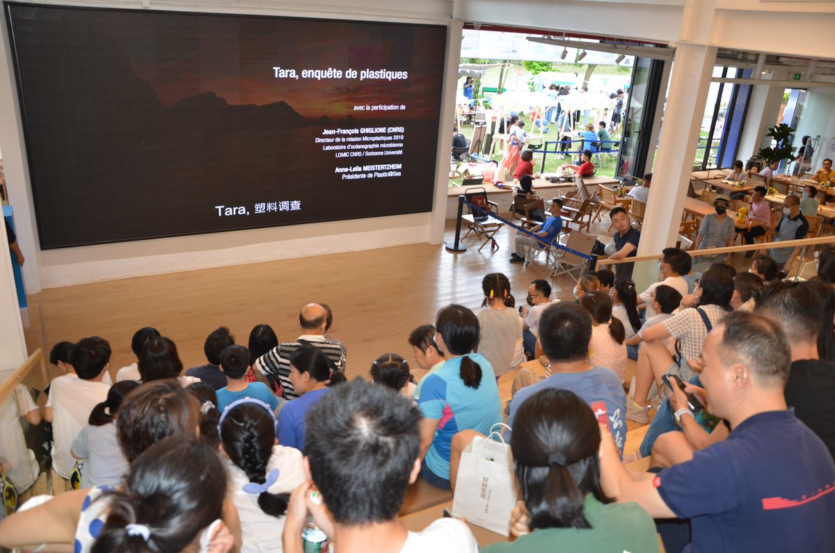 Projection du documentaire « Tara, enquête de plastique » produit par CNRS Images lors d’un événement organisé le 5 juin 2022 par le Consulat de Canton pour la journée de l’environnement.