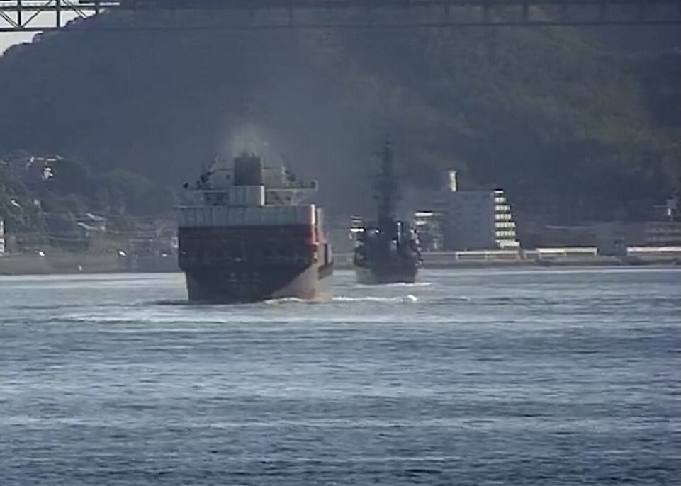 WarshipCam's tweet photo. Japanese Maritime Self-Defense Force Abukuma-class destroyer escort JS Tone (DE-234) eastbound in the Kanmon Straits - June 7, 2022 #jstone #de234 https://t.co/1l1KDIIFEZ