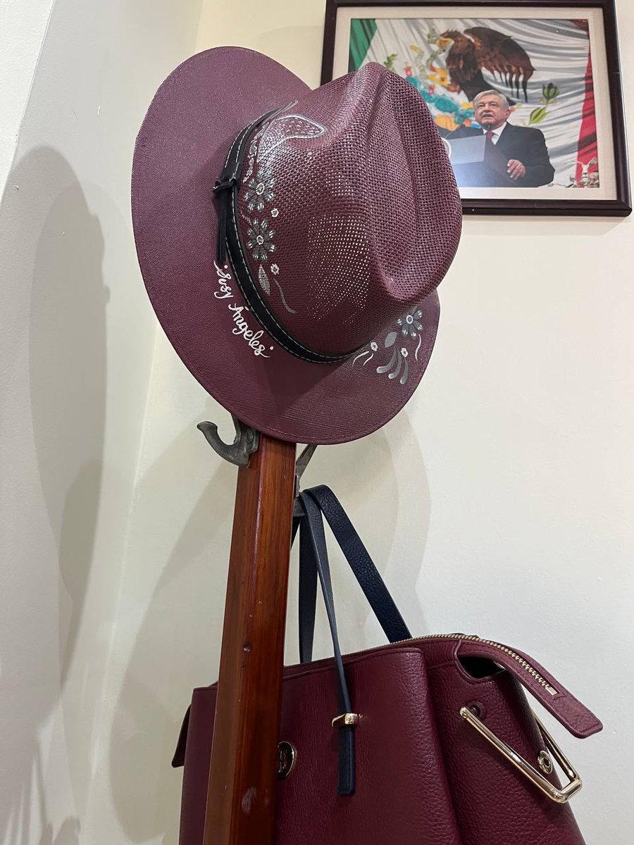 SusyAngelesQ's tweet photo. #LesComparto 

El sombrero es aliado fundamental del trabajo de campo. En las manos correctas, puede ser también un objeto de expresión artesanal: éste fue personalizado por manos de mujeres actopences durante la exposición en el #FestivalHuitzilíhuitl 🤠

#BuenasNochesATodos. 🌙 https://t.co/7Zx1lKuaEa