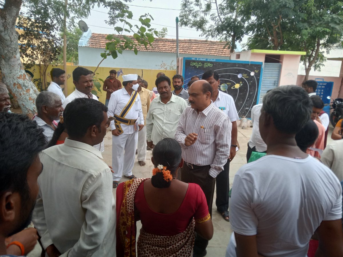 RavulapallyG's tweet photo. Addl.Collector Revenue and Mandal Special officers team visit gp Ravulapally. https://t.co/YGoY0kJhoJ