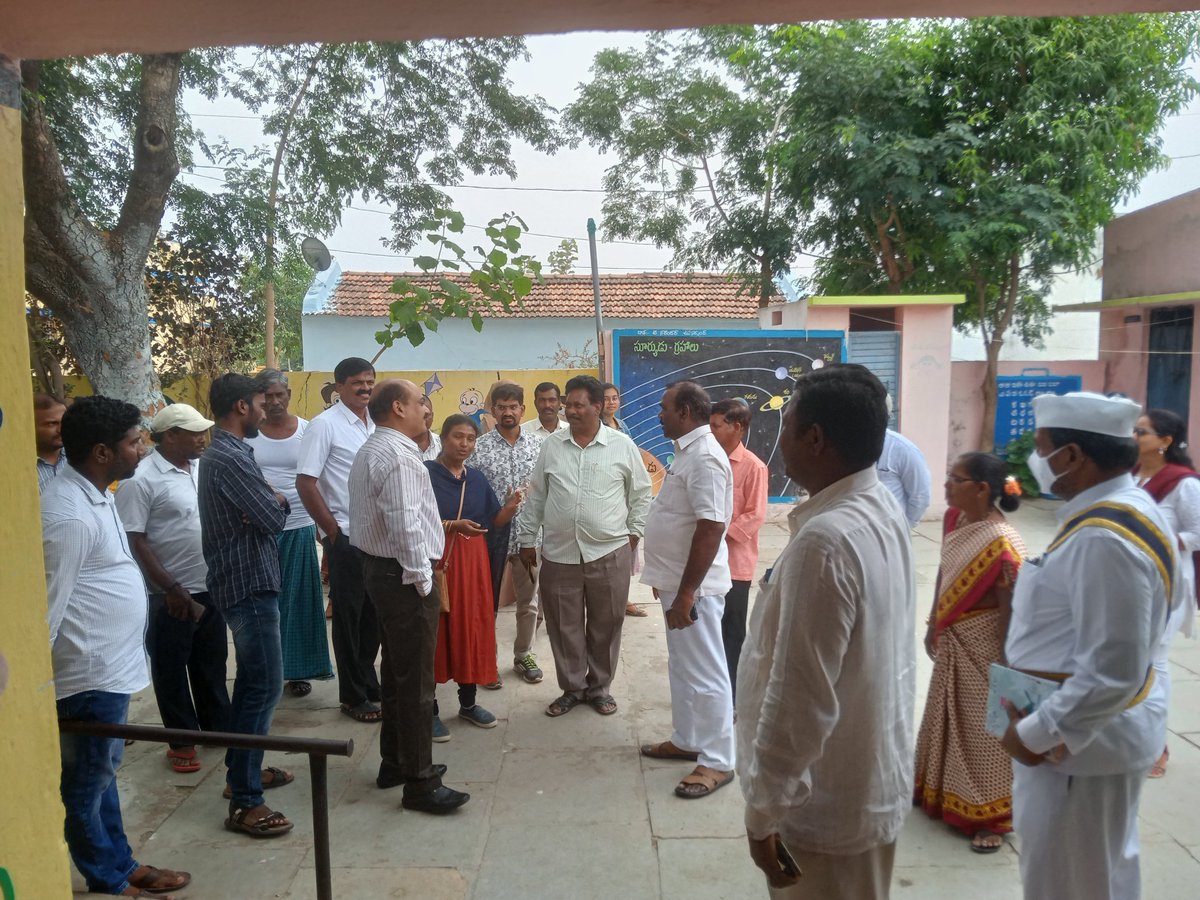 RavulapallyG's tweet photo. Addl.Collector Revenue and Mandal Special officers team visit gp Ravulapally. https://t.co/YGoY0kJhoJ