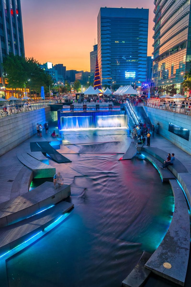 rinmansor's tweet photo. Chonggyechon River di Seoul menjadi pujian dunia kerana ia solusi yang unik kepada masalah kesesakan trafik dan contoh terbaik urban renewal.

Tapi tahukah anda, dulu sebenarnya projek ni dikritik hebat kerana MEMBAZIR dan tak menyelesaikan masalah kesesakan trafik?

THREAD https://t.co/6LvdfvAQCS