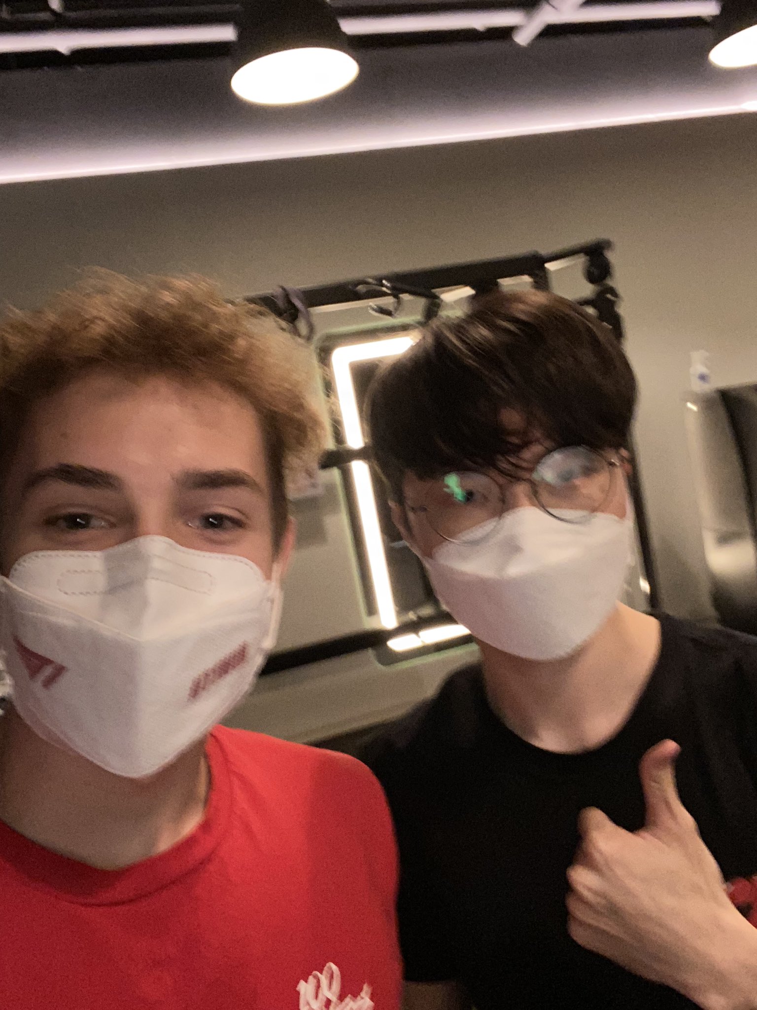 100T Busio on Twitter: "fan wanted a pic @faker https://t.co/PFhO6Jqrny