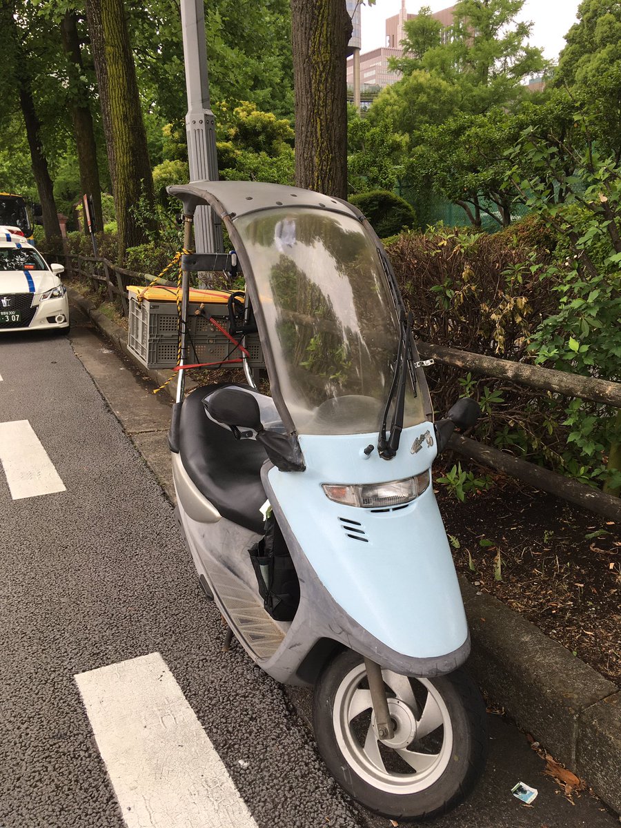 hanizou66's tweet photo. 今日は午後から雨が降るとも���われたのでBチーム(brompton OR boardwalk)ではなく、Cチーム(Cabina90、［納車時期全く未定ですが期待を込めて、もうすぐCub主予定］のCabina 号で移動。
帰りに日比谷公園を寄り道でちょっとティータイム♡
#Cabina #brompton #boadwalk #crosscub https://t.co/VXq1A9xmQ1