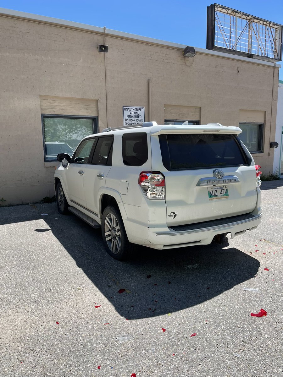 EJBRACHE's tweet photo. Si, fue un lunes dificil.
Perdi un gran amigo,
pero debo agradecer la misericordia de Dios.
Esta mañana, una demente destruyo a batazos la jeepeta de mi hijo mayor en Canada. 
Cuando la enfrento, le saco un puñal.
La policia la apreso, mi hijo esta a salvo, la jeepeta se arregla. https://t.co/AnDW0dIk9j