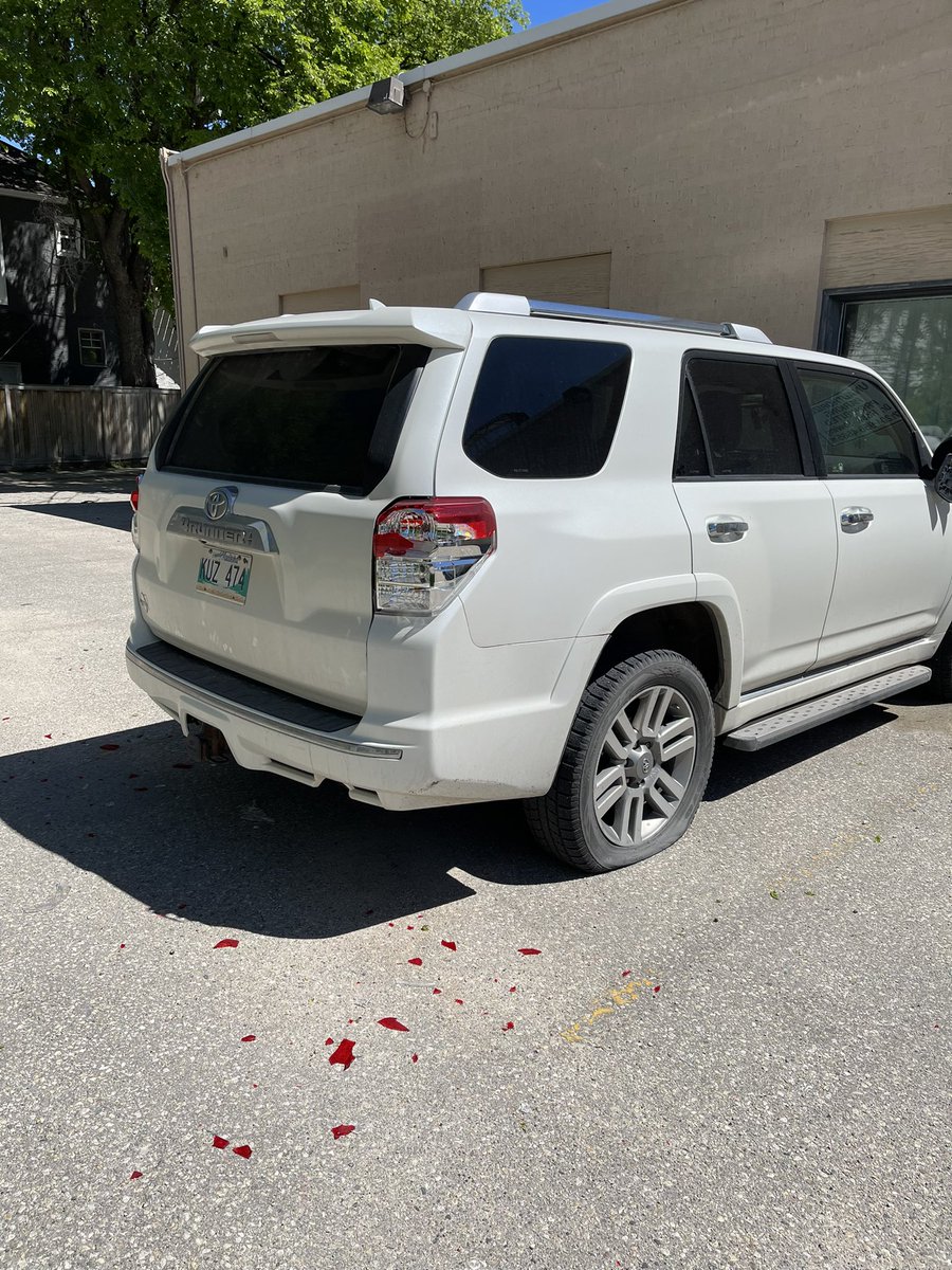 EJBRACHE's tweet photo. Si, fue un lunes dificil.
Perdi un gran amigo,
pero debo agradecer la misericordia de Dios.
Esta mañana, una demente destruyo a batazos la jeepeta de mi hijo mayor en Canada. 
Cuando la enfrento, le saco un puñal.
La policia la apreso, mi hijo esta a salvo, la jeepeta se arregla. https://t.co/AnDW0dIk9j