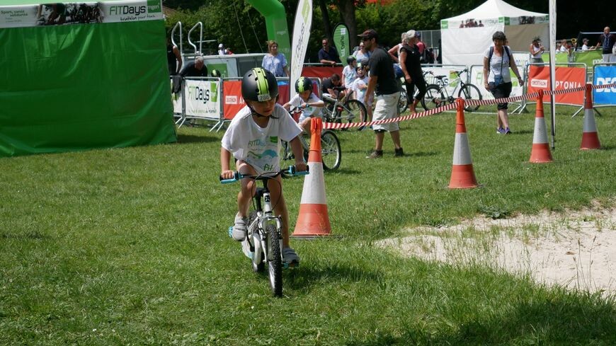 ici_creuse's tweet photo. #Fitdays : un triathlon organisé par @Fitdays_MGEN pour les enfants en plein centre-ville de Guéret en #Creuse
➡️ https://t.co/5Ki9IovKkZ https://t.co/LXbm47Negv