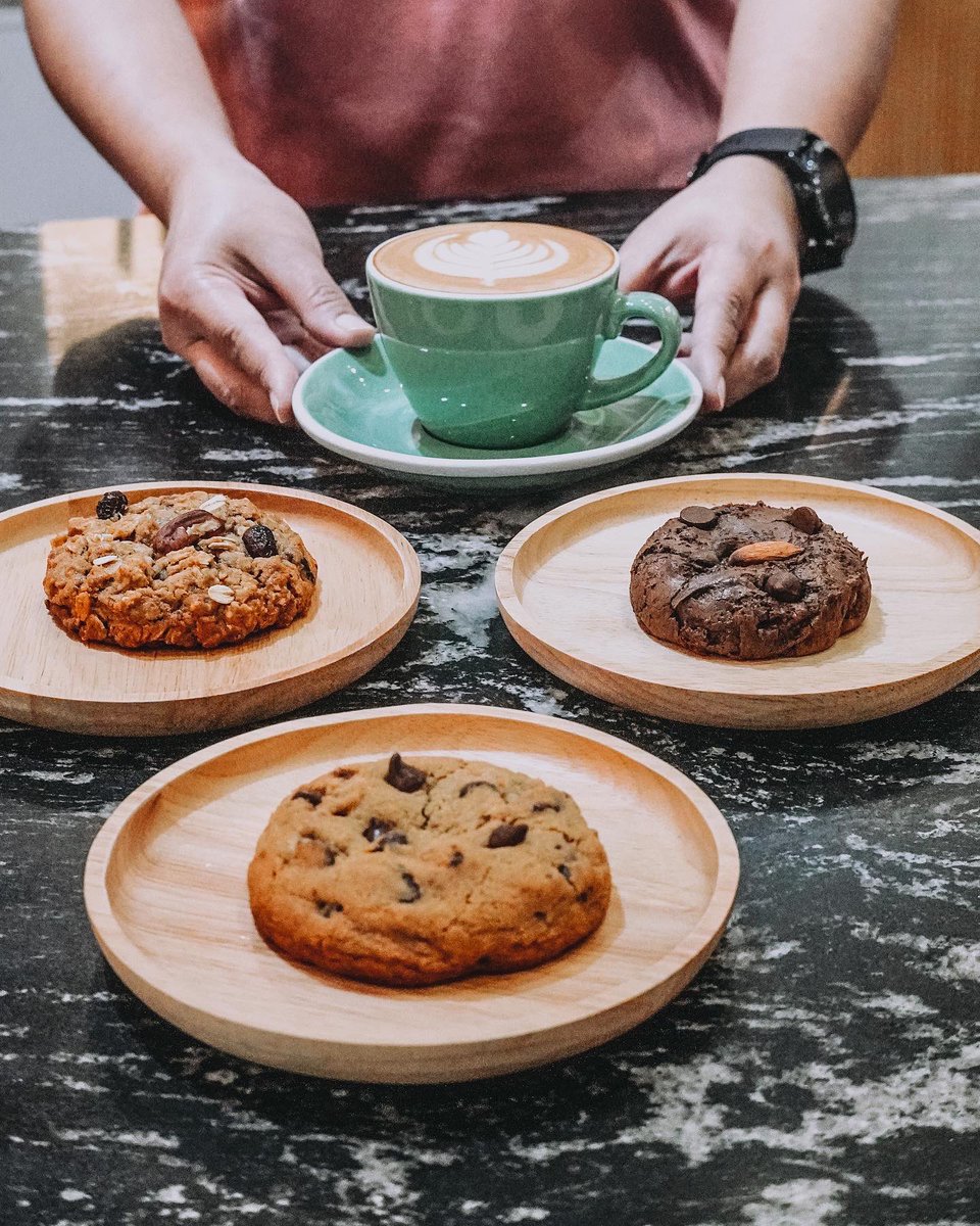LaMesaCoffee's tweet photo. Which of our perfectly baked cookies are you ready to break into? 

•Chocolate Chip 
•Double Chocolate
•Oatmeal

ลาเมซ่าคอฟฟี่
@LaMesaCoffee 
Open 7 Days a Week
🏙 Sukhumwit 68
🚝 BTS Udom Suk
🛵 Delivery /Grab / Robinhood / Lineman 

@aroii #aroii #อร่อยไปแดก #cafeteller https://t.co/pZUicyHOZE