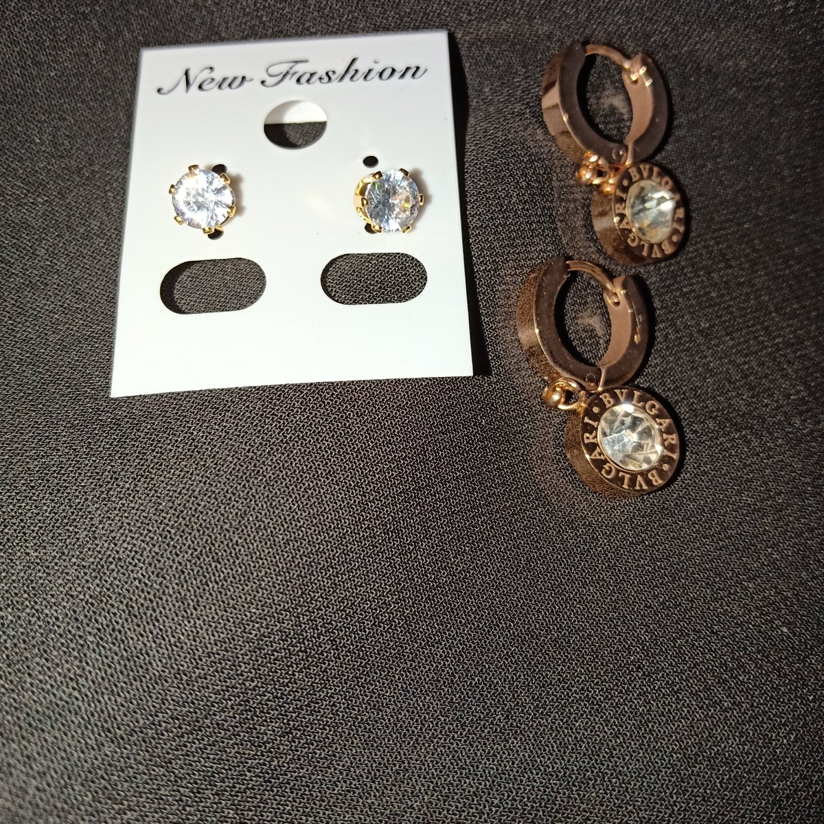 Thank You Suami yang udah belikan earrings 3,di foto dua aslinya 3,satu dipake langsung di ears