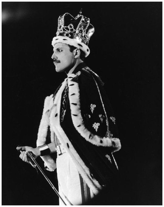 crockpics's tweet photo. Freddie Mercury at Wembley Stadium, 1986. https://t.co/3FXxByFqSi