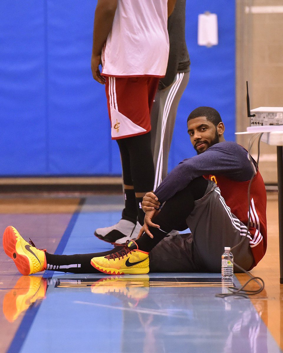 nba_kicks's tweet photo. Kyrie 1 😍
 https://t.co/g4H8Bhjp7d