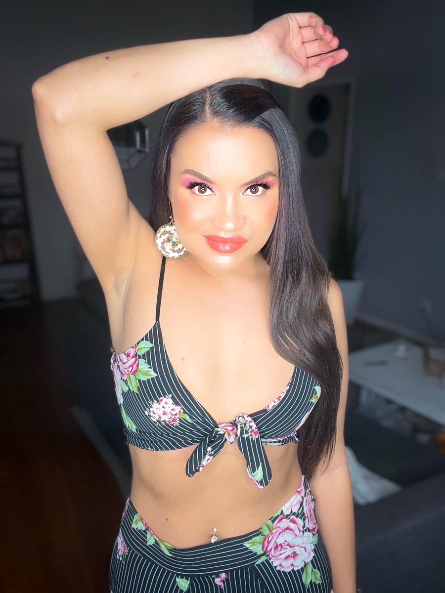 ShaunaBaker's tweet image. Playing some fortnite tonight on #Twitch. I'm live now. twitch.tv/ShaunaBaker #NativeGamer #NativeStreamer