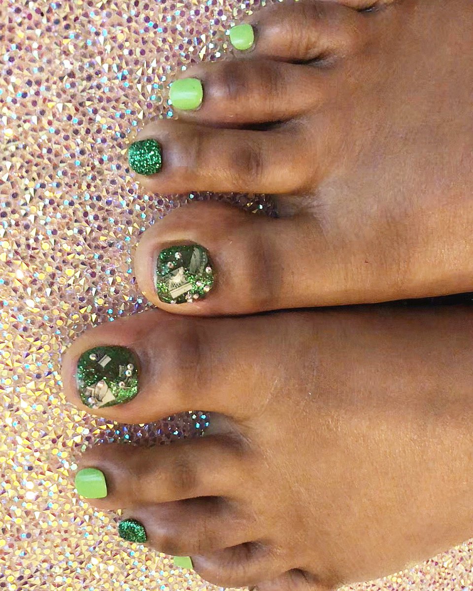 OhBIrresistible's tweet photo. Now you know I don't do my hands and leave my feet out of the equation, ever. You’ve seen money hands, but have you seen money from head to toe? Introducing the money pedicure.
•
#money #moneynails #moneypedicure #pedi #pedicure #pedicureideas #feetdone #cutefeet #cutetoes https://t.co/p0DCO7xBI0