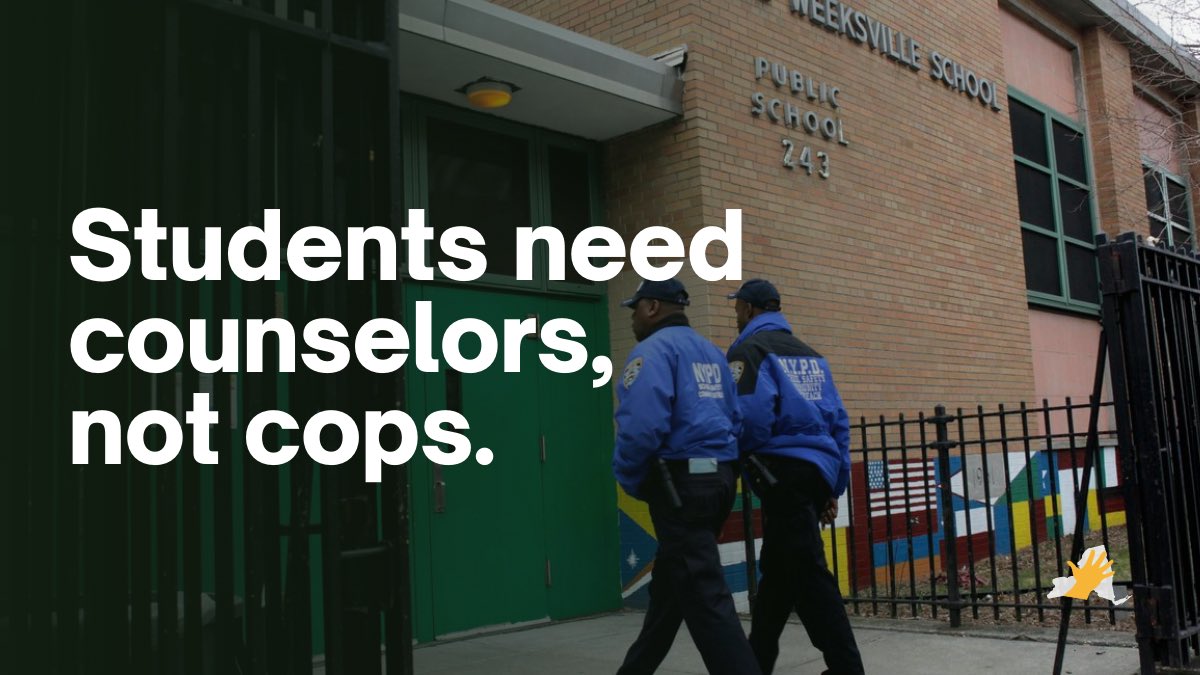 SNJYouthNY's tweet photo. Right now, only three states in the union meet @ACLU’s recommended student-to-counselor ratio (250:1).
✔️Montana
✔️New Hampshire
✔️Vermont
It’s New York’s turn to join them. #CouselorsNotCops https://t.co/2NGl0B92JR
