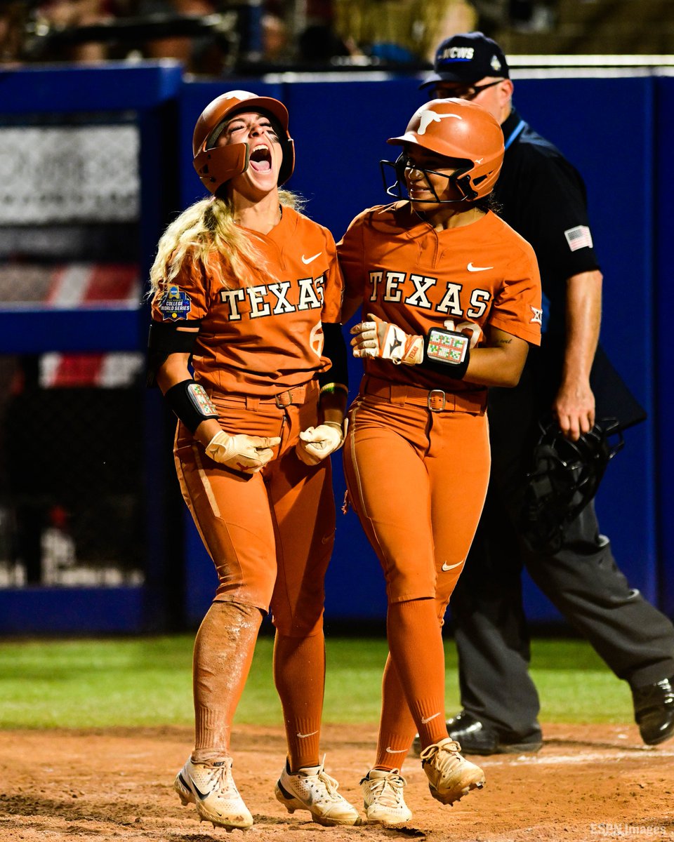 CHAOS 😱😱😱

#WCWS x 📸 <a href="/ESPNImages/">ESPN Images</a>