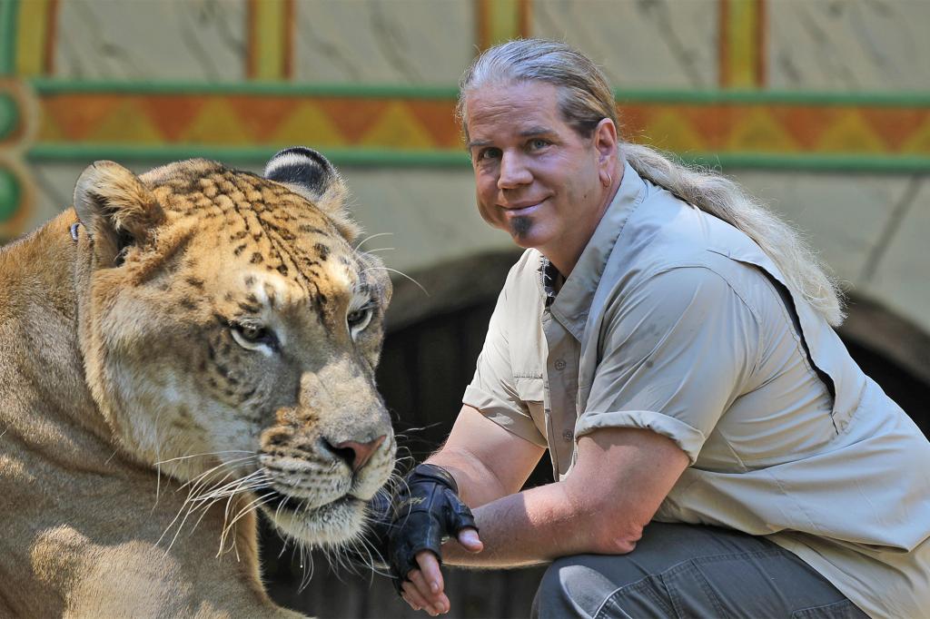 nypost's tweet photo. 'Tiger King' star Doc Antle charged with money laundering https://t.co/Jk4wK6G8uM https://t.co/uQJO7s0ZBP