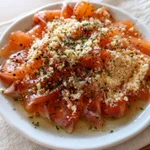 混ぜてかけるだけ。「サーモンの粉チーズまみれカルパッチョ」