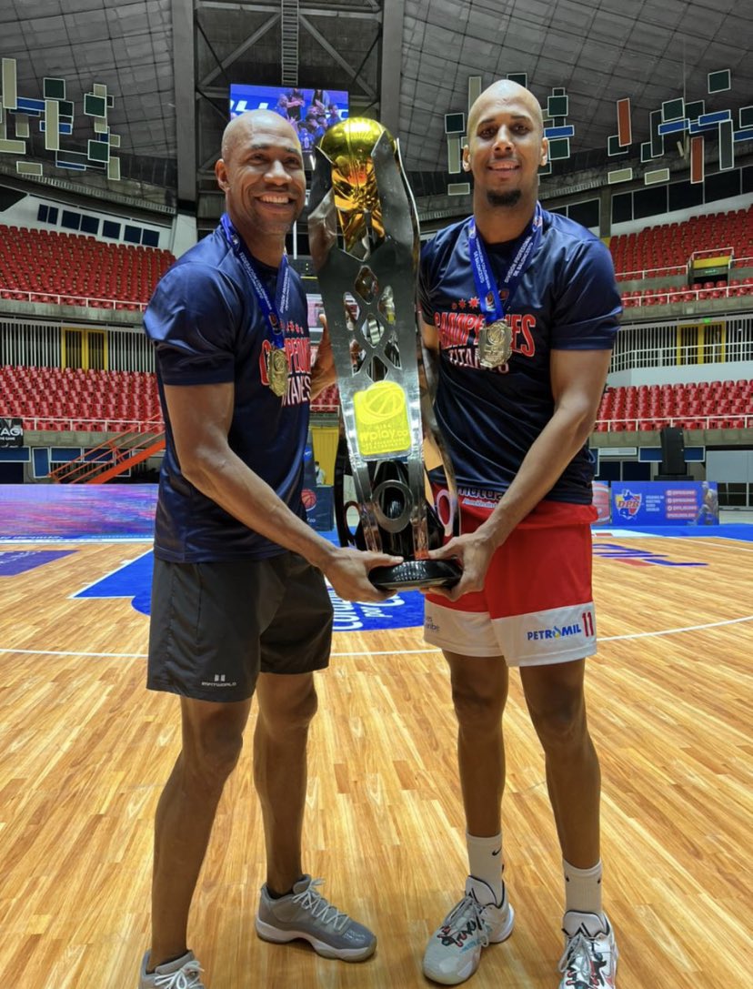 🇨🇴Titanes CAMPEÓN !!!.
Michael Hicks🇵🇦 / Ernesto Oglivie🇵🇦 juntos nuevamente dos PANAS CAMPEONES !!! <a href="/titanes_baq/">Titanes de Barranquilla</a> <a href="/DPB_Colombia/">DPB Colombia</a> <a href="/maikito04/">Michael Hicks</a> <a href="/FROD_0527/">Franklyn Rodriguez 🇵🇦</a> <a href="/EscuderoManolo/">Manuel Escudero</a> <a href="/BasketballAdn/">BASKETBALL ADN 🏀🧬</a> <a href="/RICARDOALEMAN11/">Hablemos de basket</a>