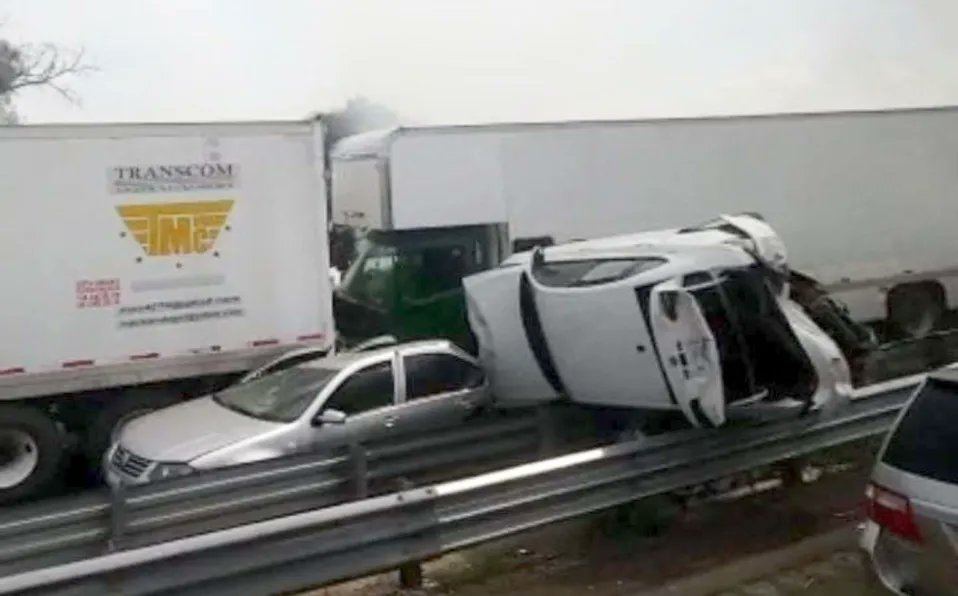 Milenio's tweet photo. Mega carambola en la autopista Puebla-Orizaba deja 2 muertos y decenas de heridos

20 vehículos se impactaron

https://t.co/LROfDxc09L https://t.co/OZOKEsQaHA
