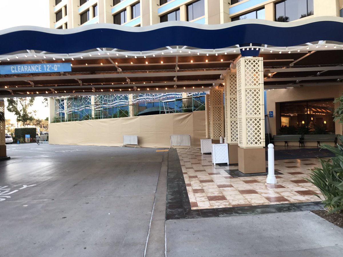 MagicAndWalnut's tweet image. The @Disneyland Paradise Pier Hotel retheming project appears to already be kicking off! Scaffolding has been erected along the base of the south tower, creating a scaffolding foundation that can now be extended upward to repaint the entire tower.