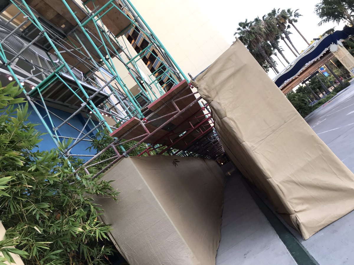 MagicAndWalnut's tweet image. The @Disneyland Paradise Pier Hotel retheming project appears to already be kicking off! Scaffolding has been erected along the base of the south tower, creating a scaffolding foundation that can now be extended upward to repaint the entire tower.
