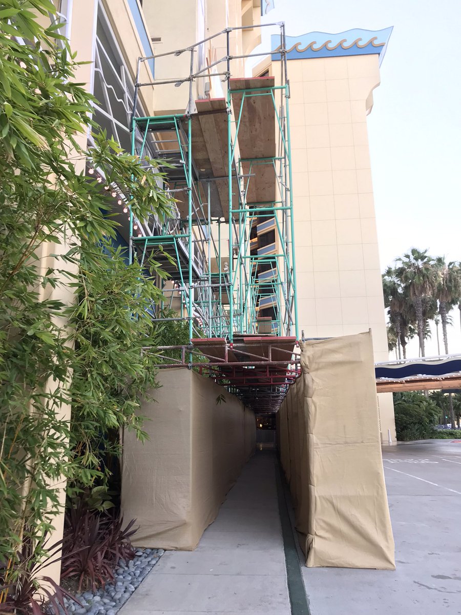MagicAndWalnut's tweet image. The @Disneyland Paradise Pier Hotel retheming project appears to already be kicking off! Scaffolding has been erected along the base of the south tower, creating a scaffolding foundation that can now be extended upward to repaint the entire tower.
