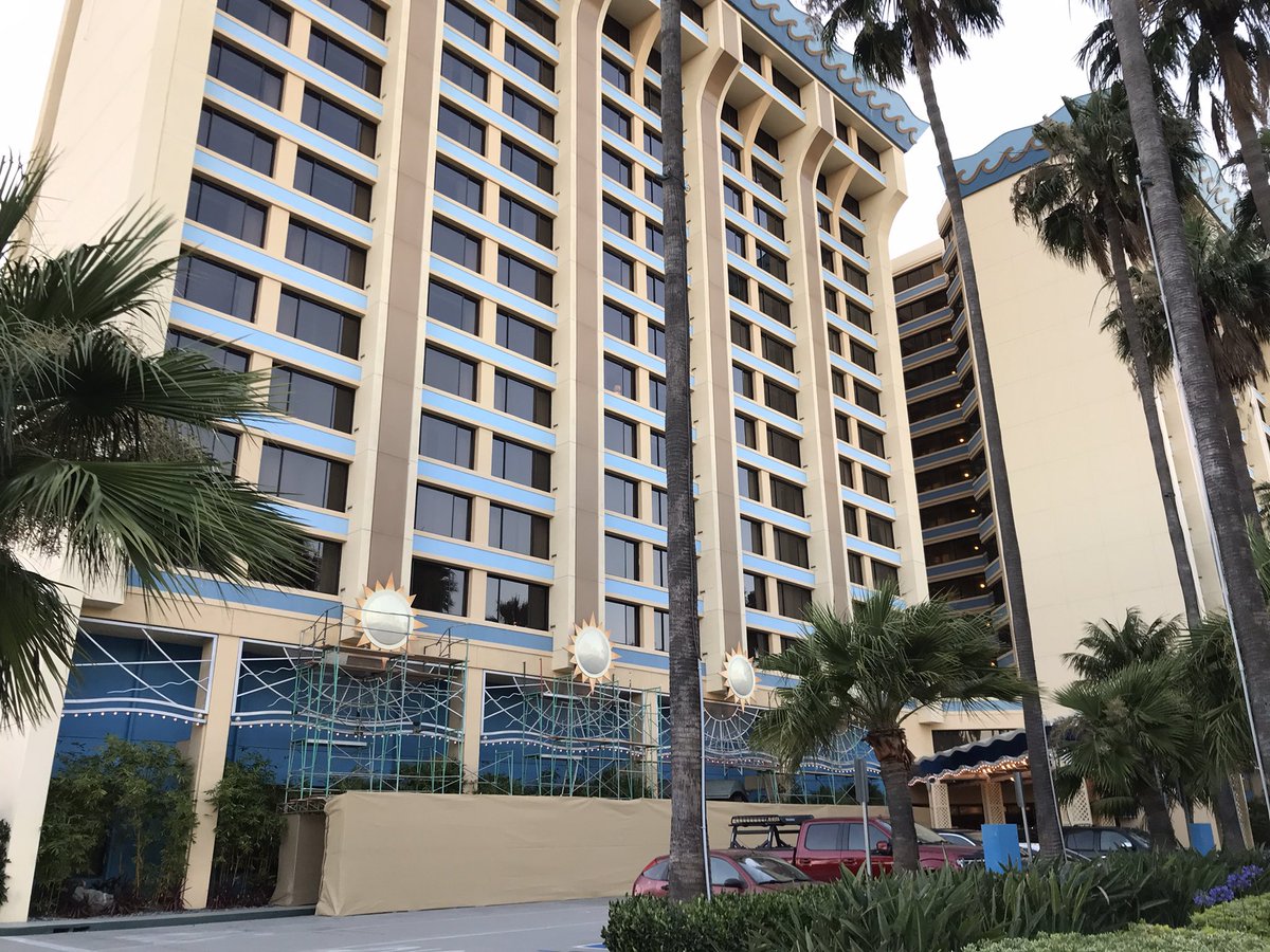 MagicAndWalnut's tweet image. The @Disneyland Paradise Pier Hotel retheming project appears to already be kicking off! Scaffolding has been erected along the base of the south tower, creating a scaffolding foundation that can now be extended upward to repaint the entire tower.