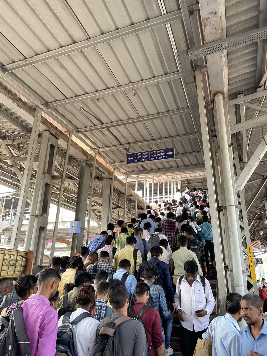 Sanmighty's tweet photo. Are we waiting for a stampede to fix this situation at Vile Parle railway station? There are only two north bound bridges on the platform, which results in crowding during peak hours @WesternRly @RailMinIndia @mumbairailusers https://t.co/CxzS6QlnkX