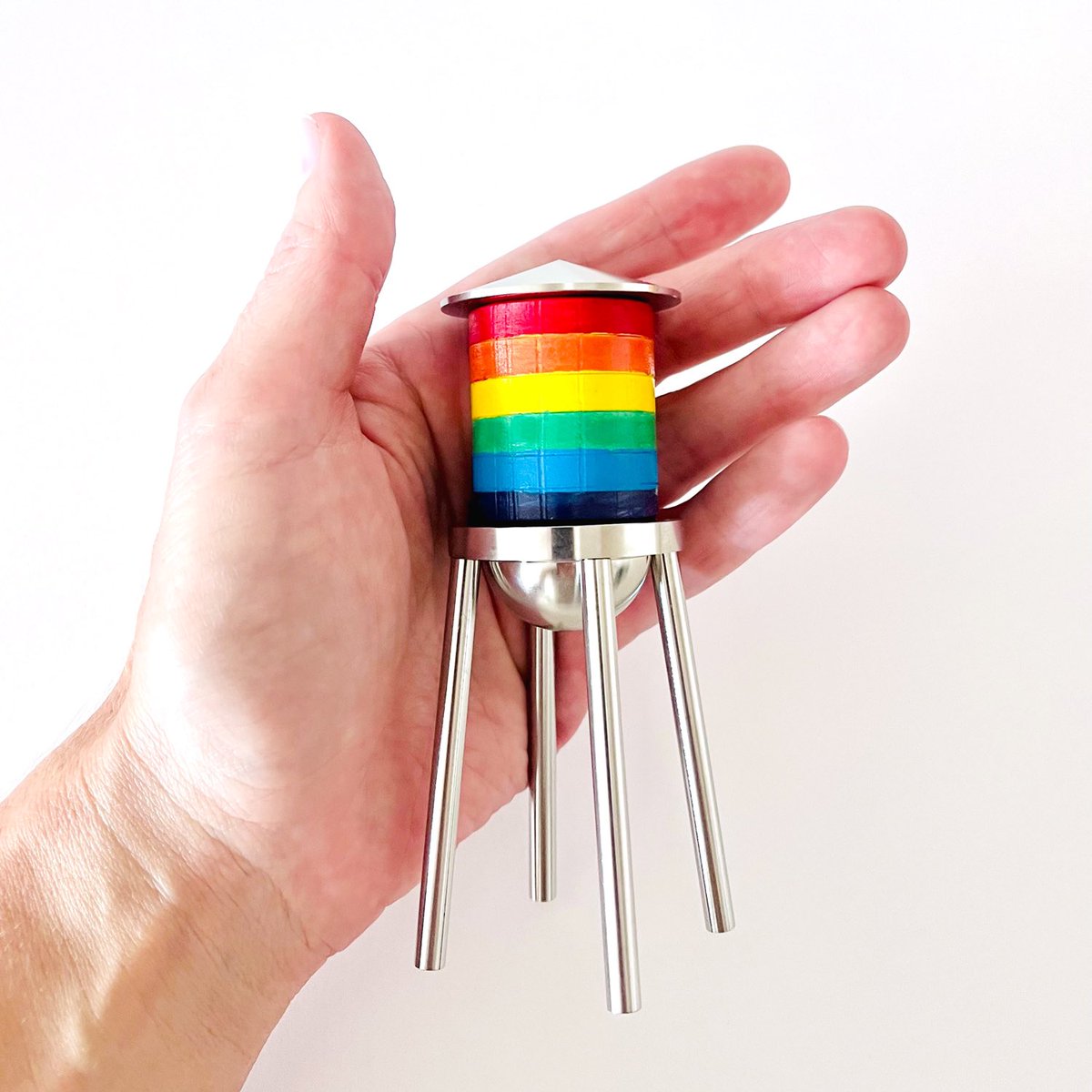 ninaboesch's tweet photo. Happy pride month NYC! 
❤️🧡💛💚💙💜

This one is the first of ten rainbow water towers that I am working on. (Available on my website now.)

#watertower #gaypride #rainbow #interiordesign #Livingroominspo #livingroomdecor #homedecor #homedecorlove #interiordecor https://t.co/XJ9LJ4hhvU
