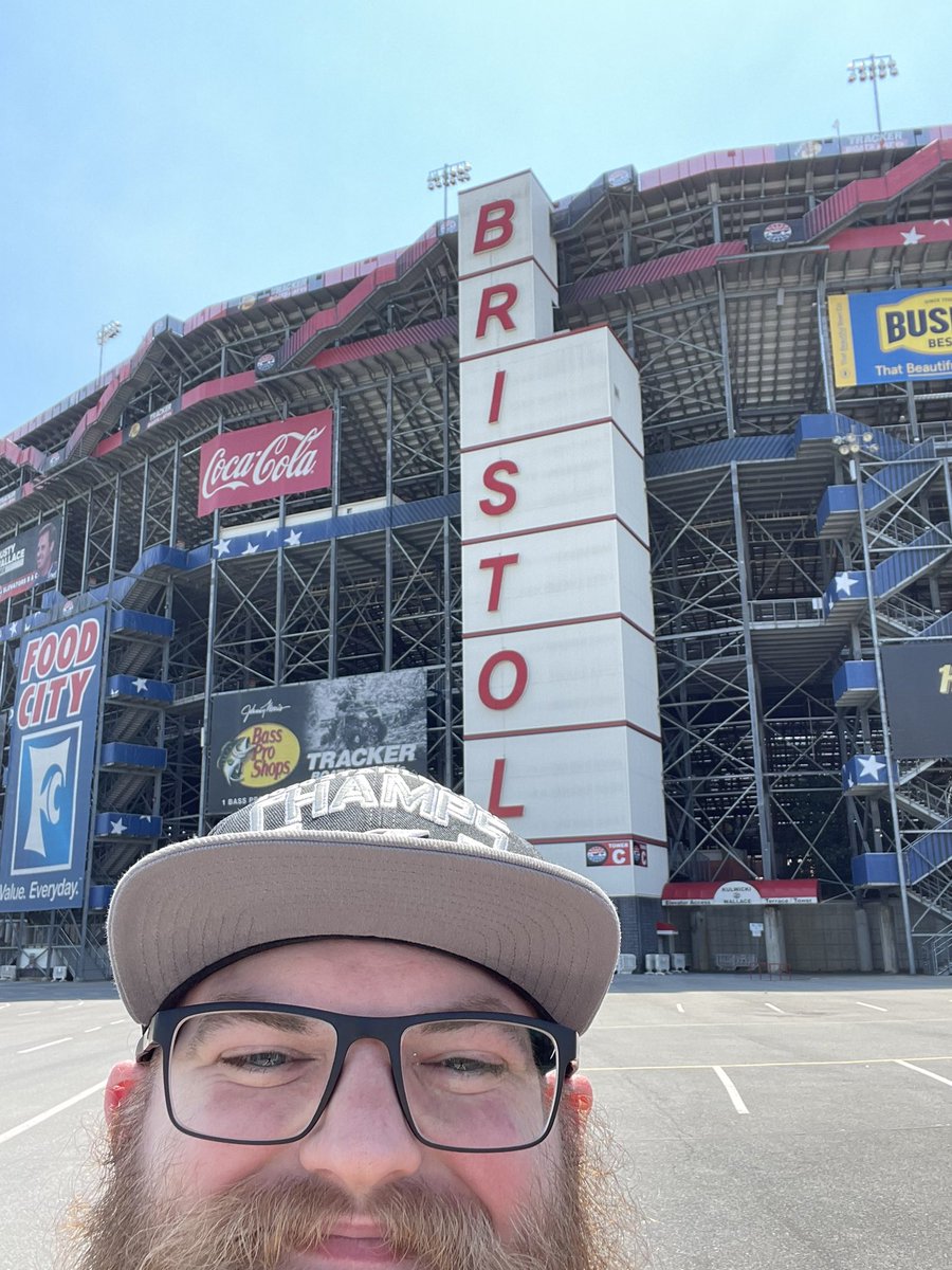 I got to see Bristol motor speedway for the first time and I was more excited than I should have been https://t.co/o6jzFgVPKG