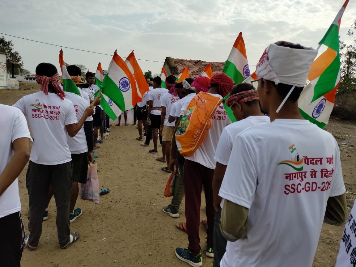 PRADEEPPATEL06's tweet photo. आज हम #SSCGD2018 अभ्यर्थियों के पैदल मार्च नागपुर से दिल्ली का #7वां दिन है ,हम अमरवाड़ा से आदमपुर 34KM की यात्रा तय करेंगे।
@AmitShah जी हमारे साथियों की हालत लगातार गंभीर होती जा रही है,क्या मरने के बाद हम युवाओं की सुनेंगे।
 सभी से निवेदन अपने देश के नौजवानों का साथ दें 🙏🏻 https://t.co/Q43zFl5Rmr