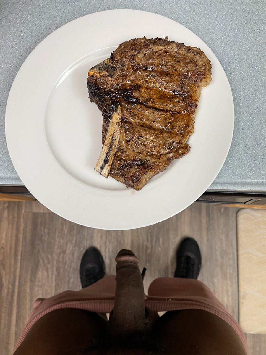 jake_watersxx's tweet photo. Look at all this meat! Who wants some? #mondaymeat #eat #allyoucantake https://t.co/8Z8IiWEytB