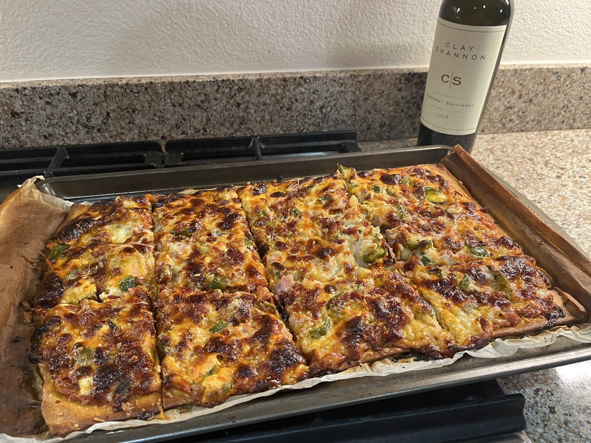 andnothinelse's tweet photo. I call this ”Pepperoni Popper Pizza”
With a vodka sauce. Garlic, cheddar, cream cheese, mozzarella, Parmesan #4cheese
Bacon, pepperoni, jalepenos, onions, mushrooms, ham, heyyyyy 🤤 #homemade https://t.co/1MA8oaBaIY
