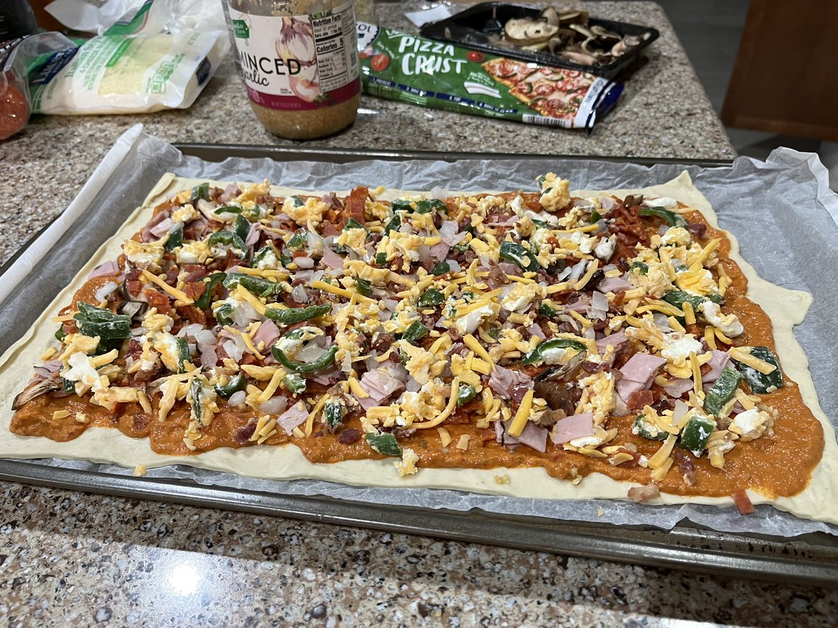 andnothinelse's tweet photo. I call this ”Pepperoni Popper Pizza”
With a vodka sauce. Garlic, cheddar, cream cheese, mozzarella, Parmesan #4cheese
Bacon, pepperoni, jalepenos, onions, mushrooms, ham, heyyyyy 🤤 #homemade https://t.co/1MA8oaBaIY