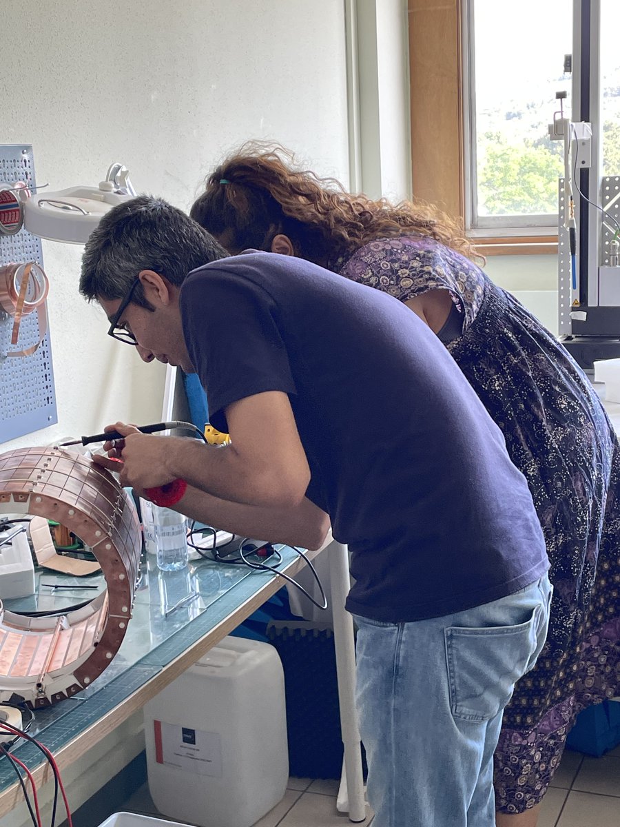 🧑‍🎓👩‍🔬 M-ONE working session in @InstitutFresnel for @Farzad15769337 @UCLouvain_ADRE and @Amira_TBL @protisvalor 

🔑#MRI #connectedbircage #dipole #coil #ultrahighfield #innovation #research #imaging