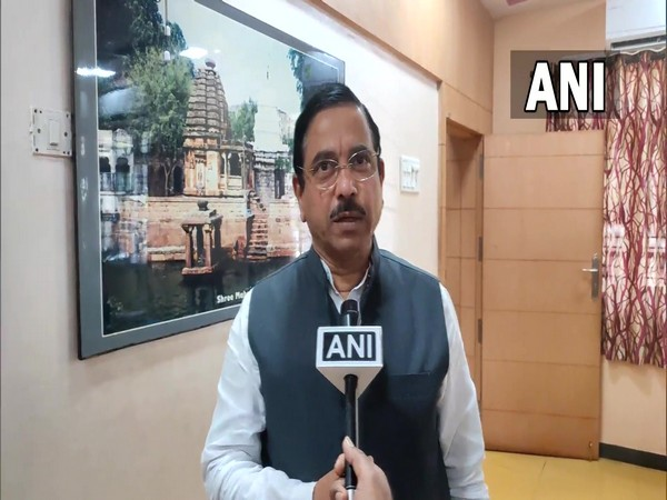 ani_digital's tweet photo. 'People have stripped their chaddis': Pralhad Joshi hits back at Congress on 'chaddi' row
Read @ANI Story | https://t.co/byvCx2uV59
#chaddirow #Karnataka #Chaddi https://t.co/MklUjsur5x