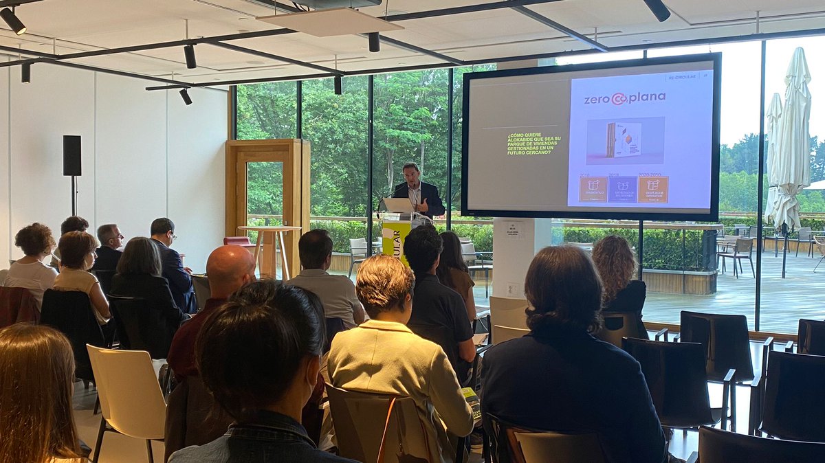 BuildinnCluster's tweet photo. Aitor Pradovaso, director del área técnica de @Alokabide nos presenta el primer caso de éxito en materia de rehabilitación sostenible: "Iturritxo. Primer piloto de rehabilitación del Parque Público de Alquiler Social del @gobiernovasco dentro del “Plan Zero"
🟢 #ReCircular https://t.co/UoKjetAaWh
